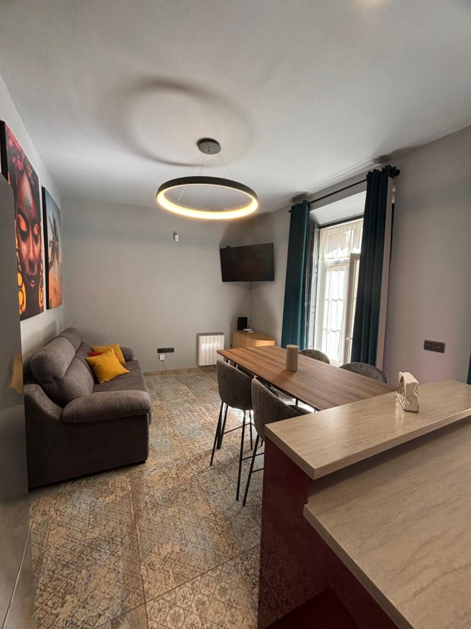 Lejlighed Alma De 2br With Art History & Comfort In The Heart Of The